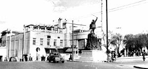 2425- Constantine - Statue du General Lamoriciere et Casino2